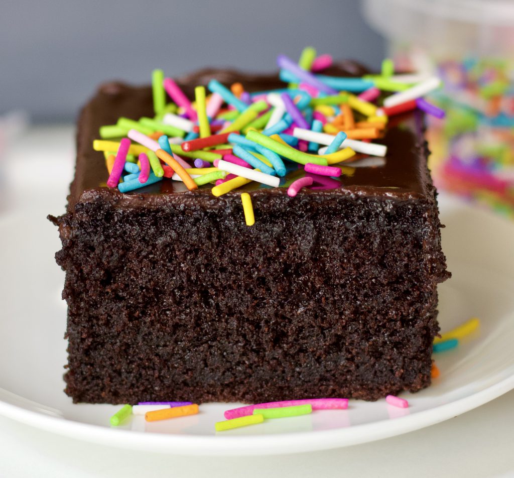 bow Return strip עוגת שוקולד עם סוכריות - עדיקוש